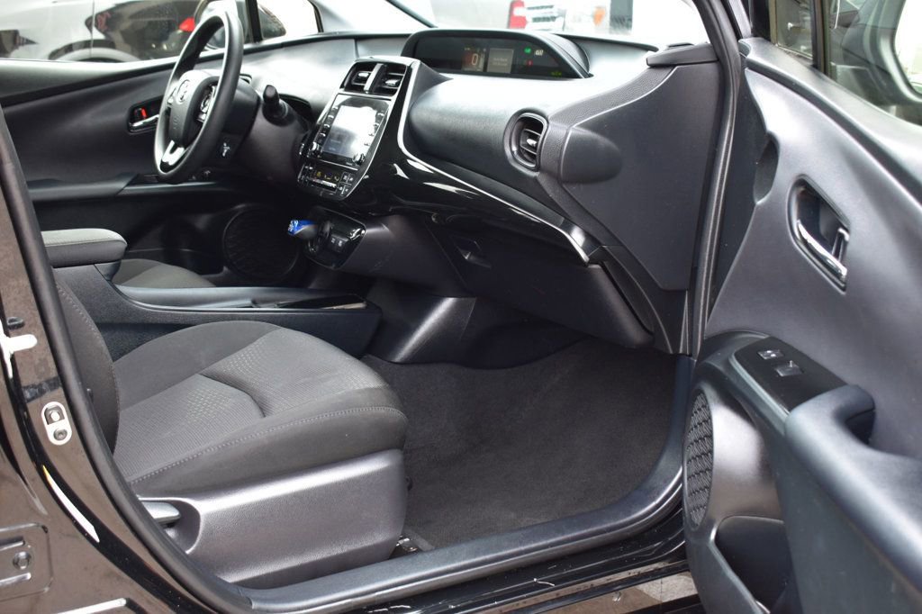 Used 2022 Toyota Prius LE image 19
