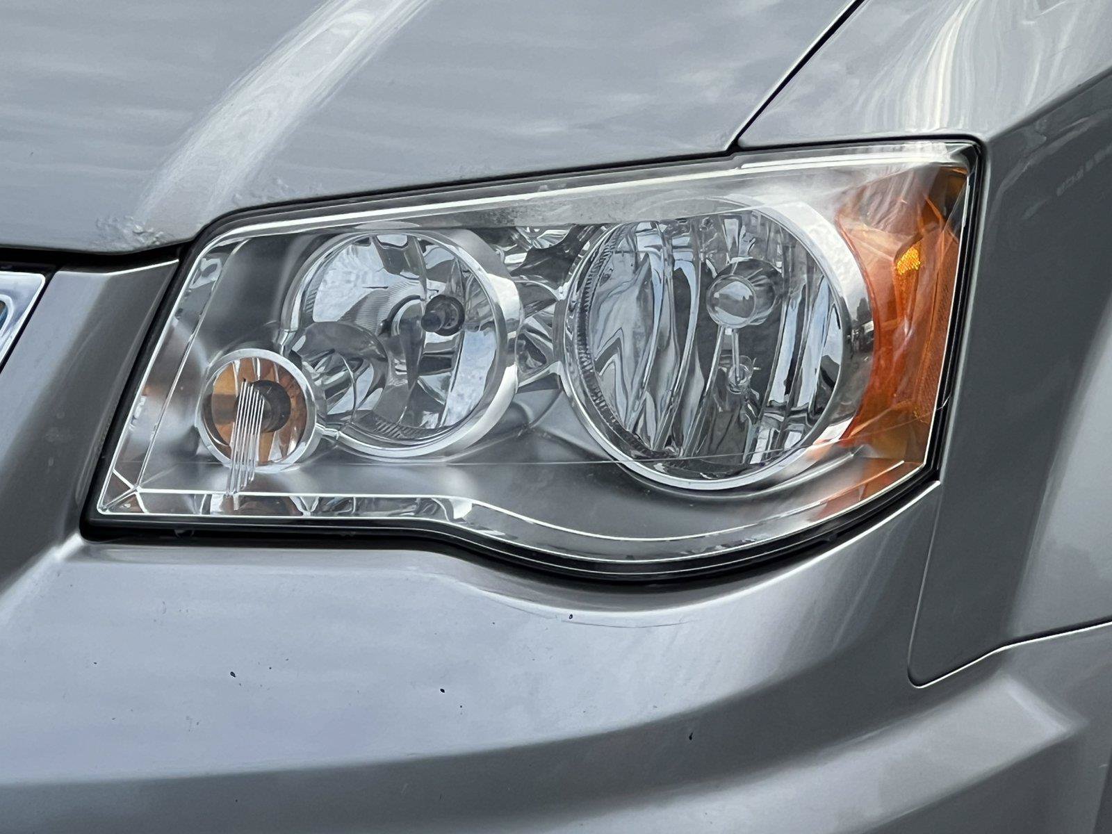 Used 2014 Chrysler Town & Country Touring-L w/ Driver Convenience Group FWD image 37