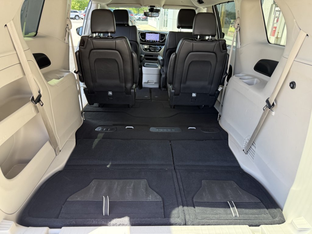 Used 2024 Chrysler Pacifica Touring-L FWD image 18