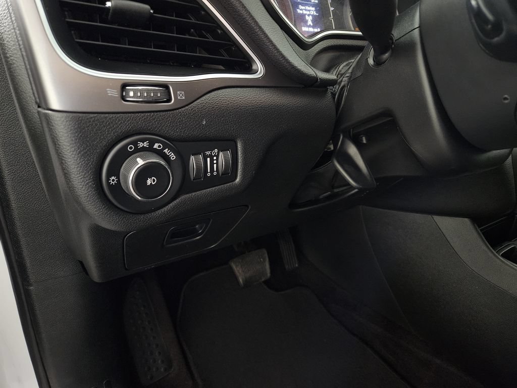 Used 2019 Jeep Cherokee Latitude Plus FWD image 23