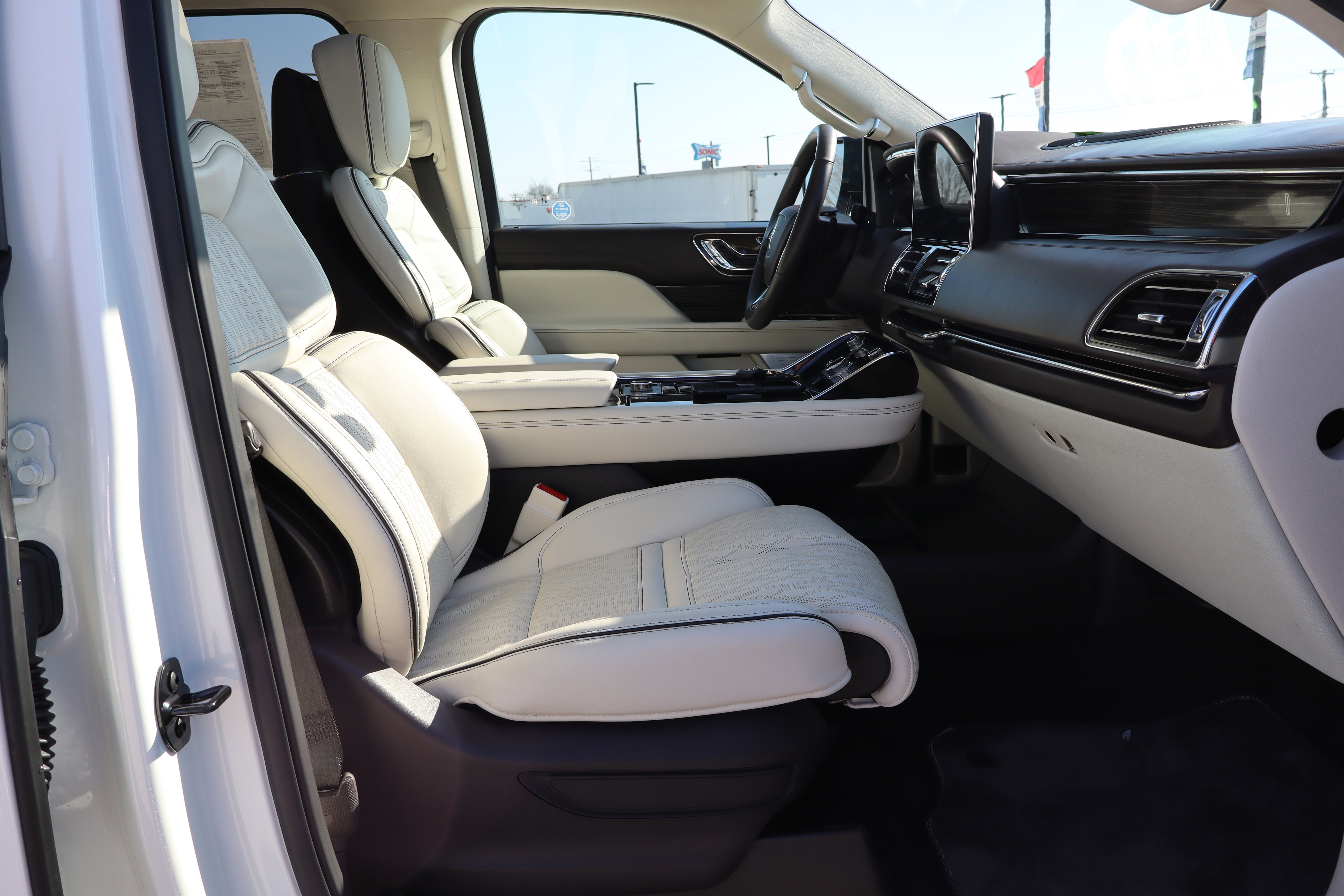 Used 2024 Lincoln Navigator L Black Label AWD/4WD image 15