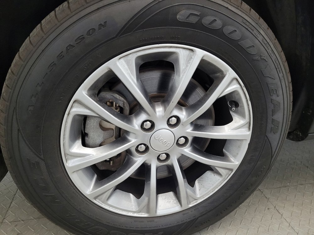 Used 2019 Jeep Cherokee Latitude Plus AWD/4WD image 31