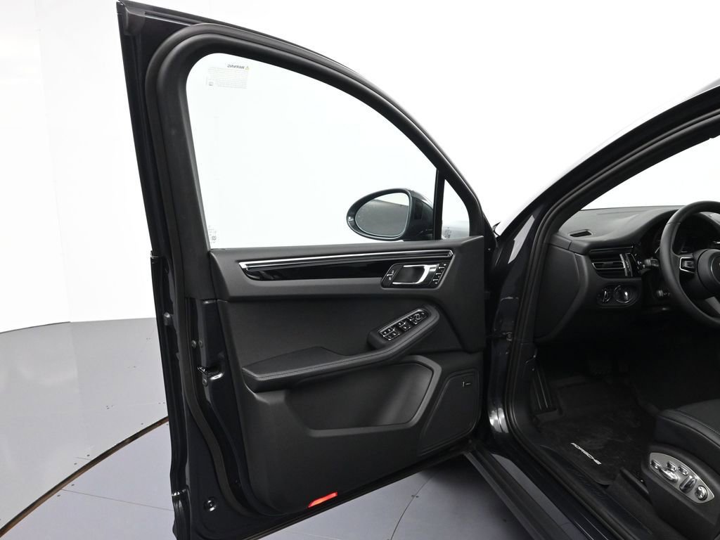 Certified 2026 Porsche Macan image 16