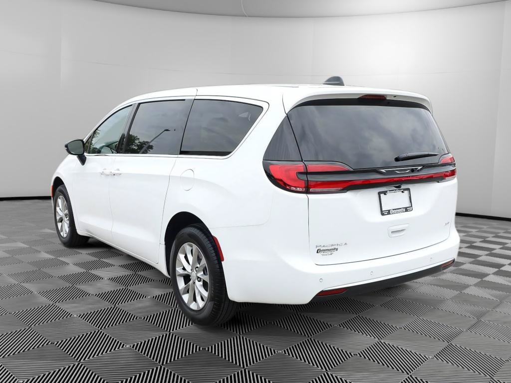 New 2027 Chrysler Pacifica Select AWD/4WD image 5