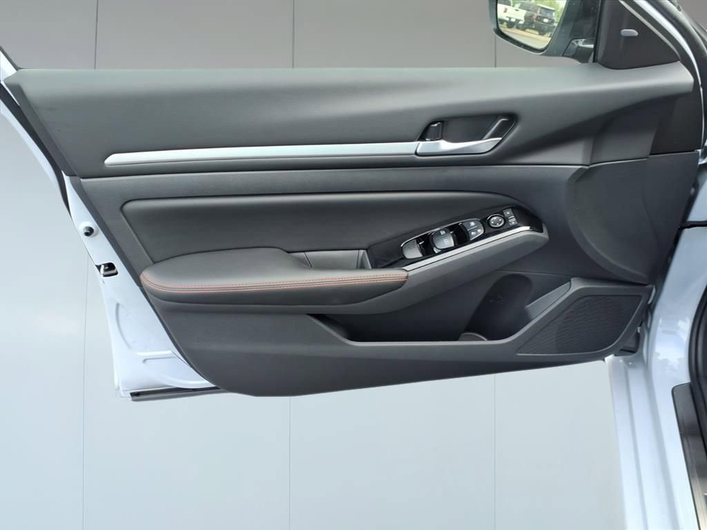 New 2025 Nissan Altima 2.5 SR image 9