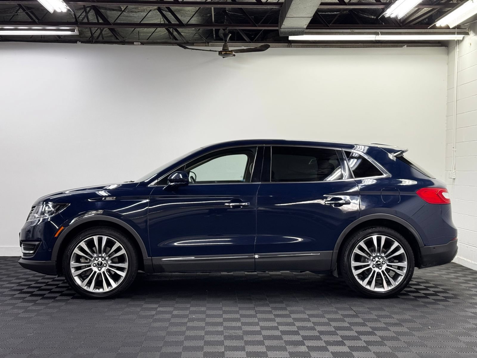 Used 2018 Lincoln MKX Reserve w/ Driver Assistance Package AWD/4WD image 3