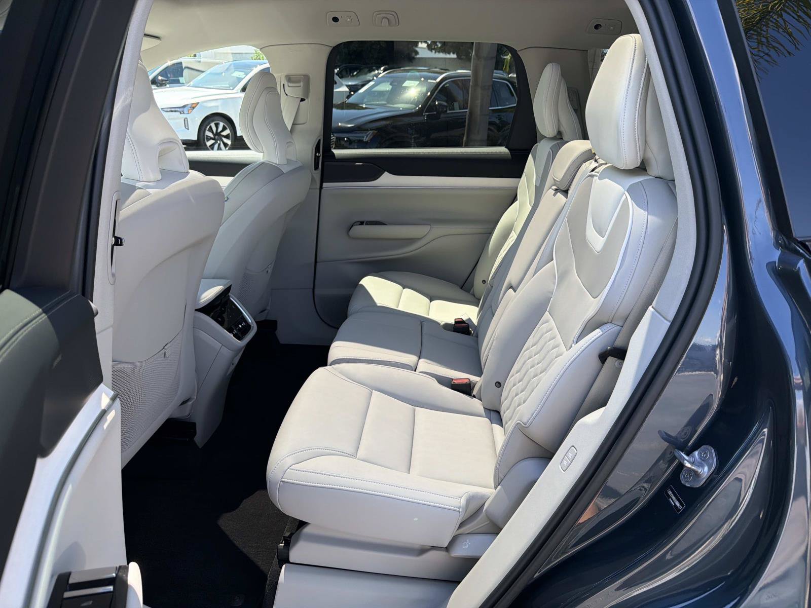 Certified 2025 Volvo EX90 Plus AWD/4WD image 20