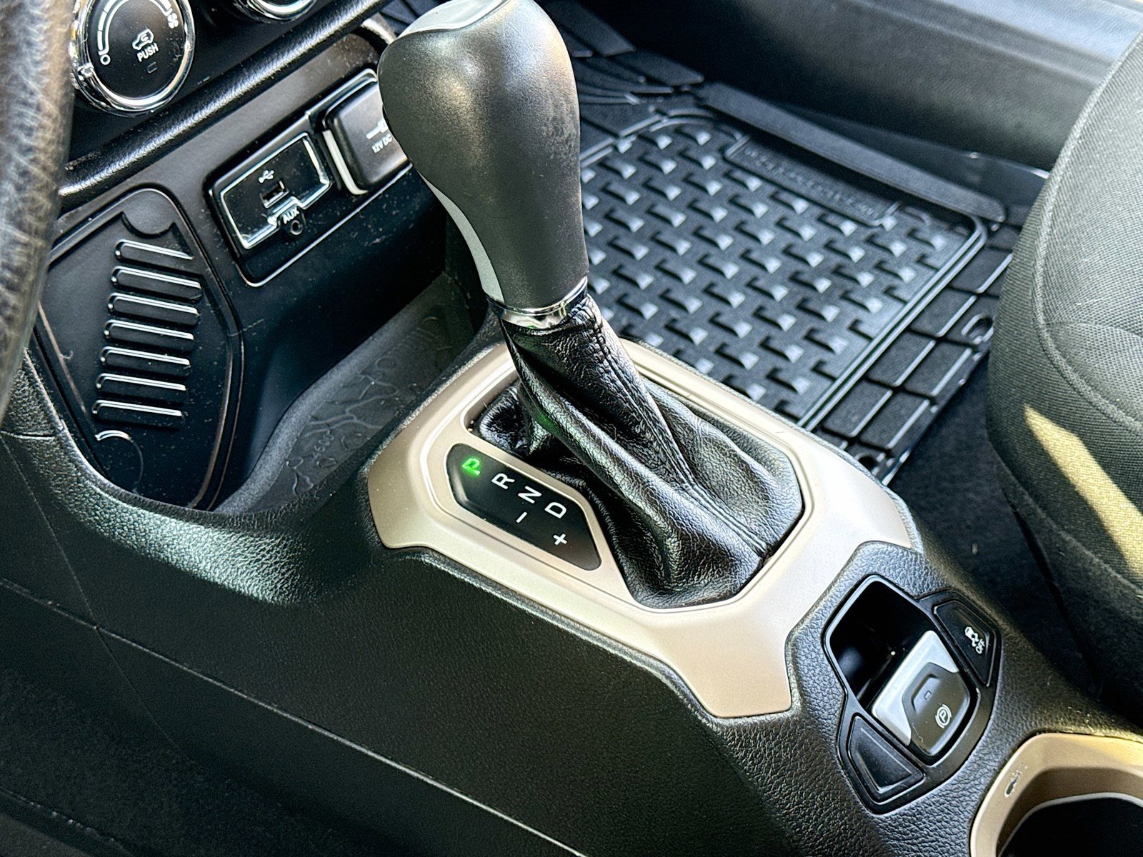 Used 2015 Jeep Renegade Latitude image 11