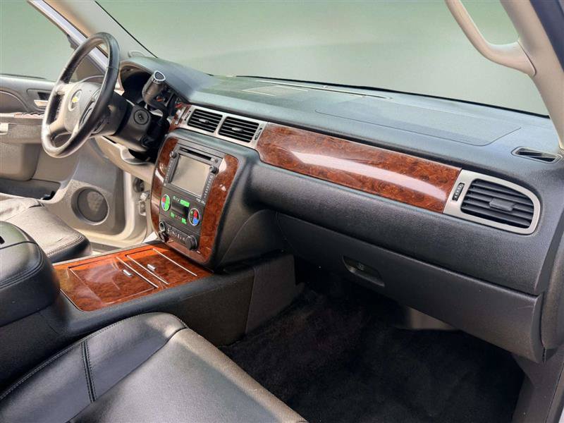 Used 2014 Chevrolet Suburban LTZ RWD image 36