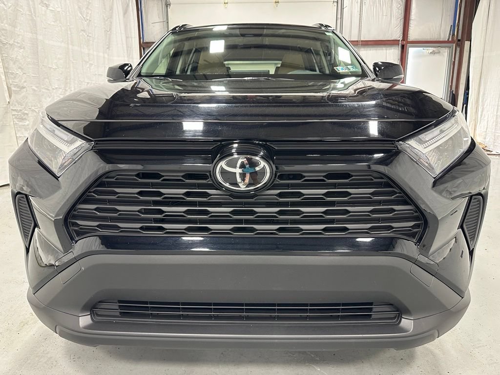 Used 2025 Toyota RAV4 XLE AWD/4WD image 2
