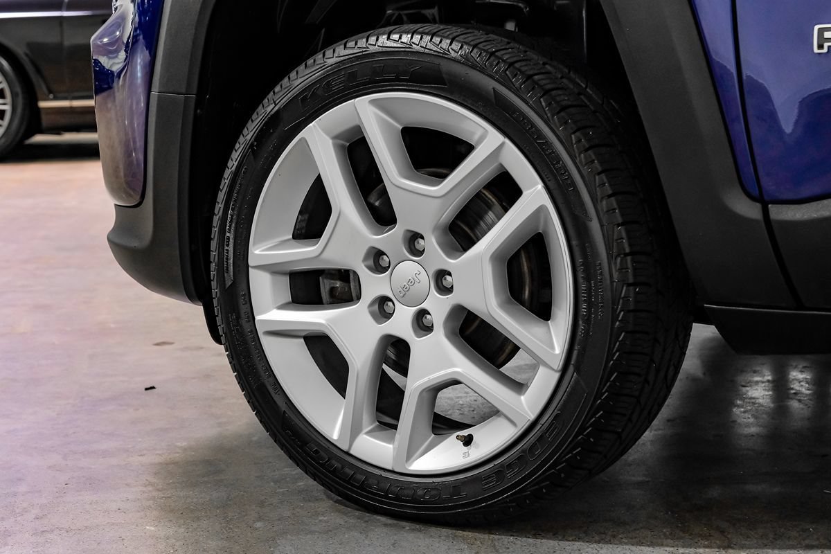 Used 2021 Jeep Renegade Latitude AWD/4WD image 44