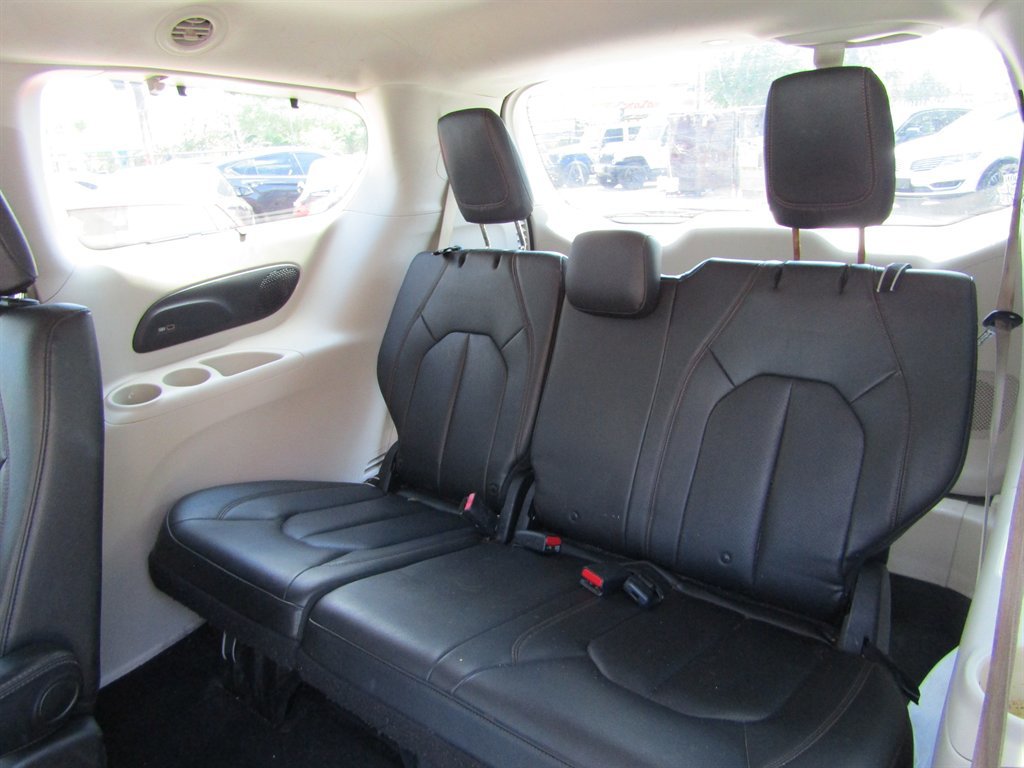 Used 2017 Chrysler Pacifica Touring-L Plus w/ Advanced Safetytec Group FWD image 9