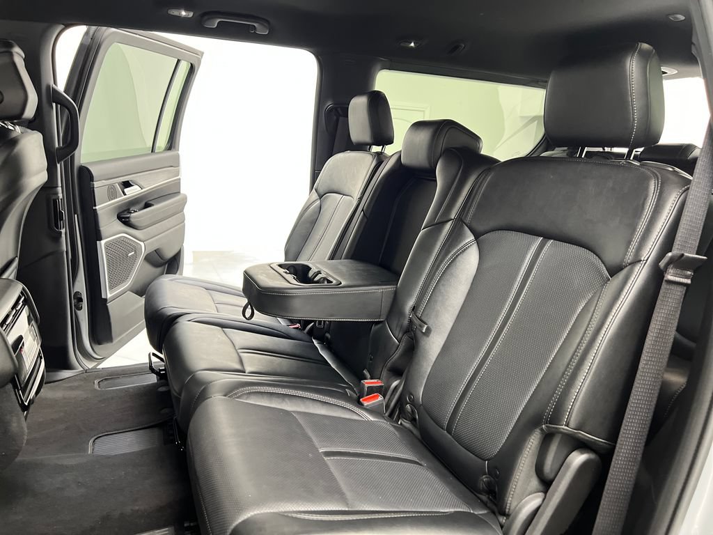 Used 2024 Jeep Wagoneer Series II w/ Flexible Seating Group AWD/4WD image 16