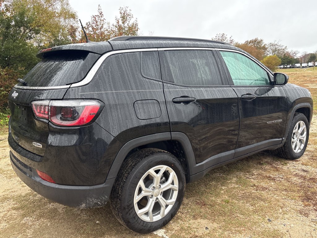 Used 2024 Jeep Compass Latitude w/ Convenience Group AWD/4WD image 8