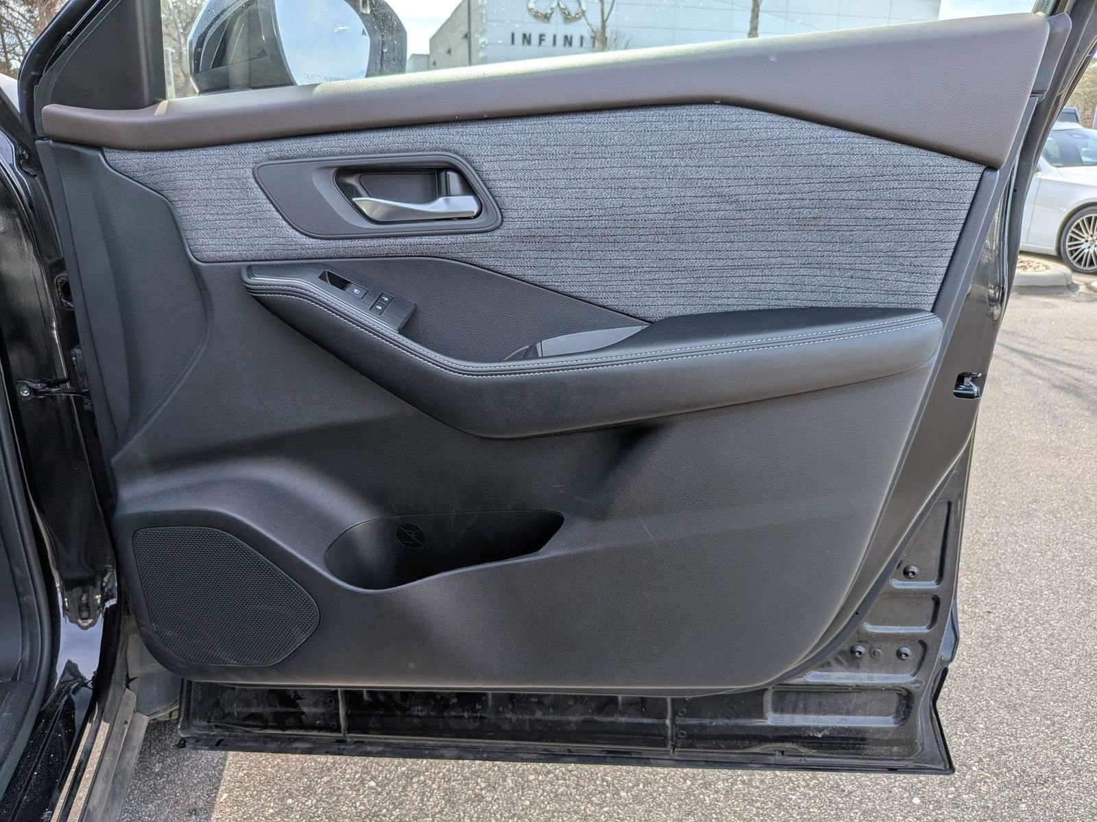 Used 2023 Nissan Rogue SV image 33