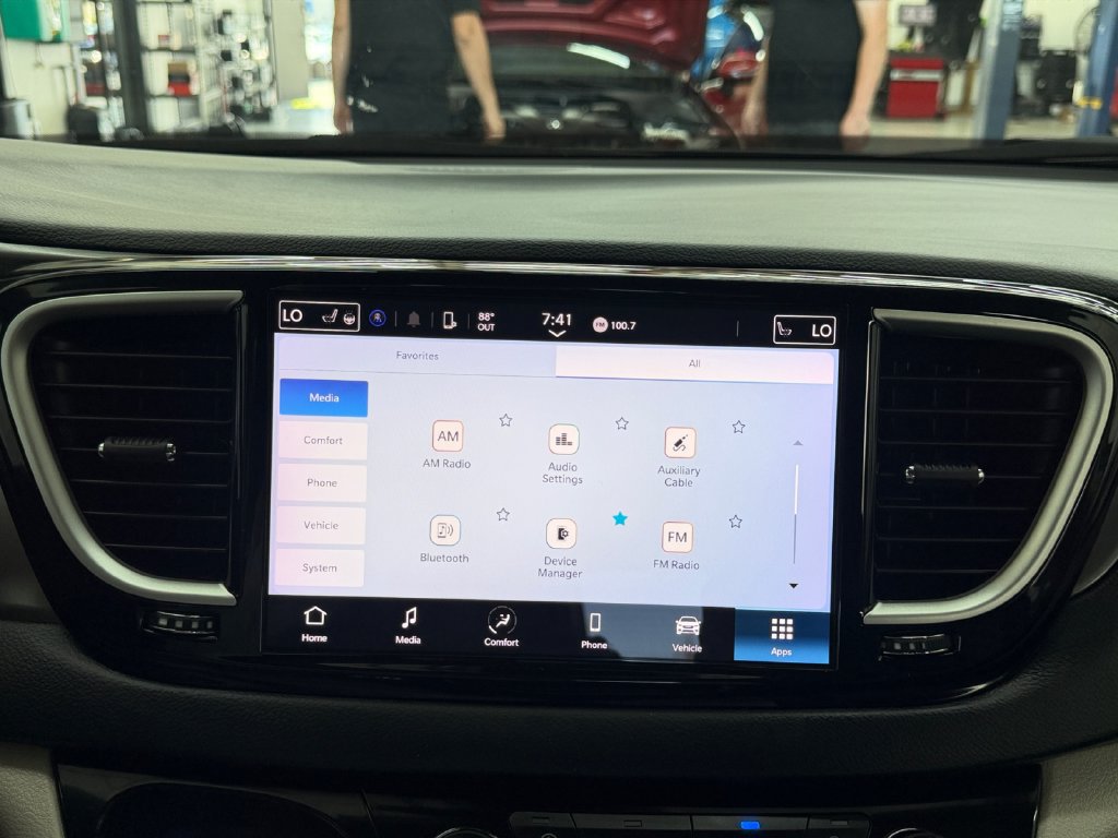 Used 2023 Chrysler Pacifica Touring-L FWD image 21