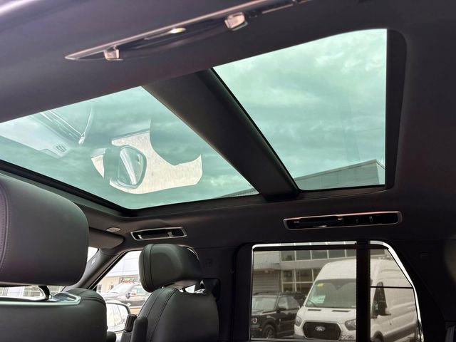 Used 2024 Land Rover Range Rover SE AWD/4WD image 3