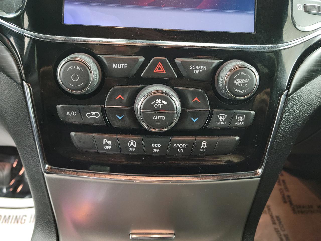 Used 2020 Jeep Grand Cherokee Laredo w/ 18" Wheel & 8.4" Radio Group AWD/4WD image 19