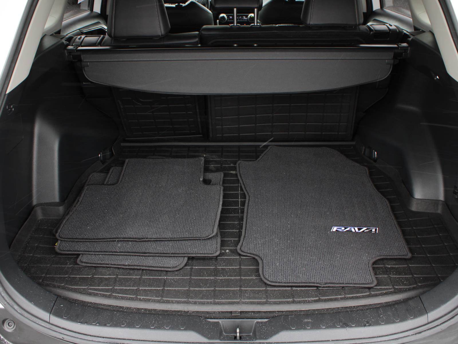 Used 2019 Toyota RAV4 XLE Premium w/ Cold Weather Package FWD image 8