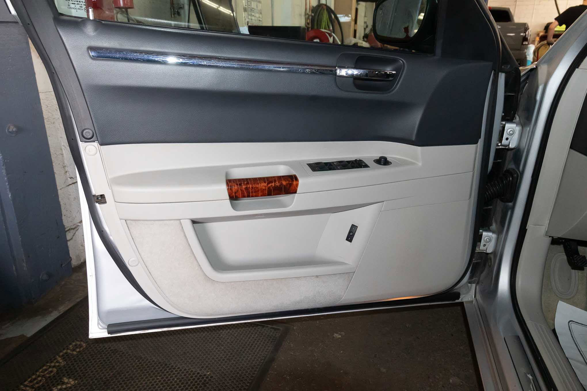 Used 2005 Chrysler 300 C w/ Navigation & Sound Group II RWD image 9
