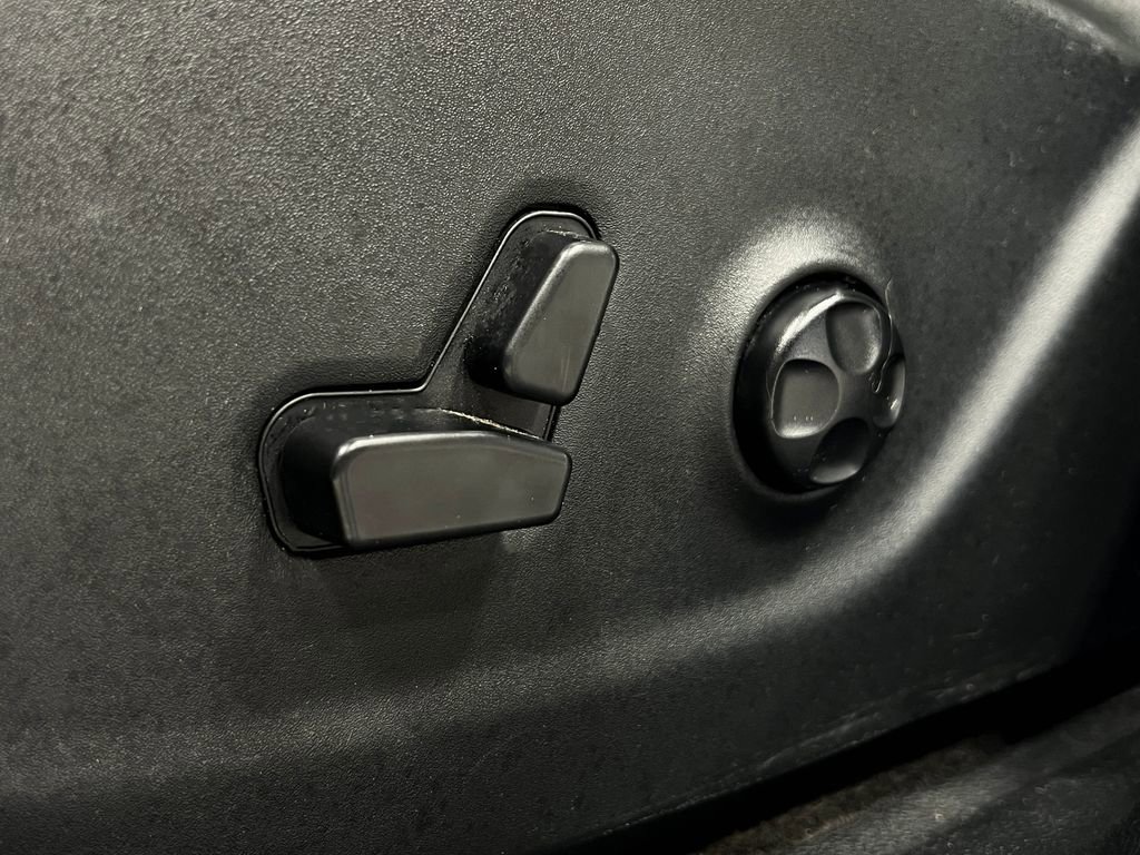 Used 2018 Jeep Cherokee Latitude Plus w/ Comfort/Convenience Group image 15