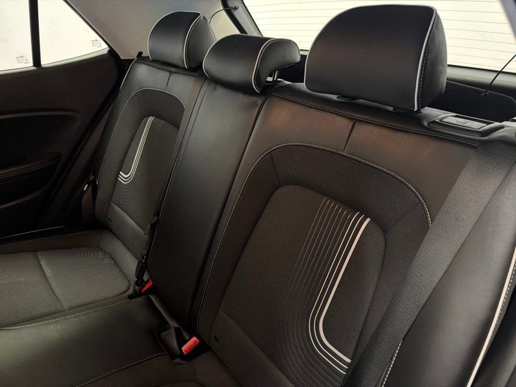 Used 2022 Hyundai Venue Limited FWD image 13