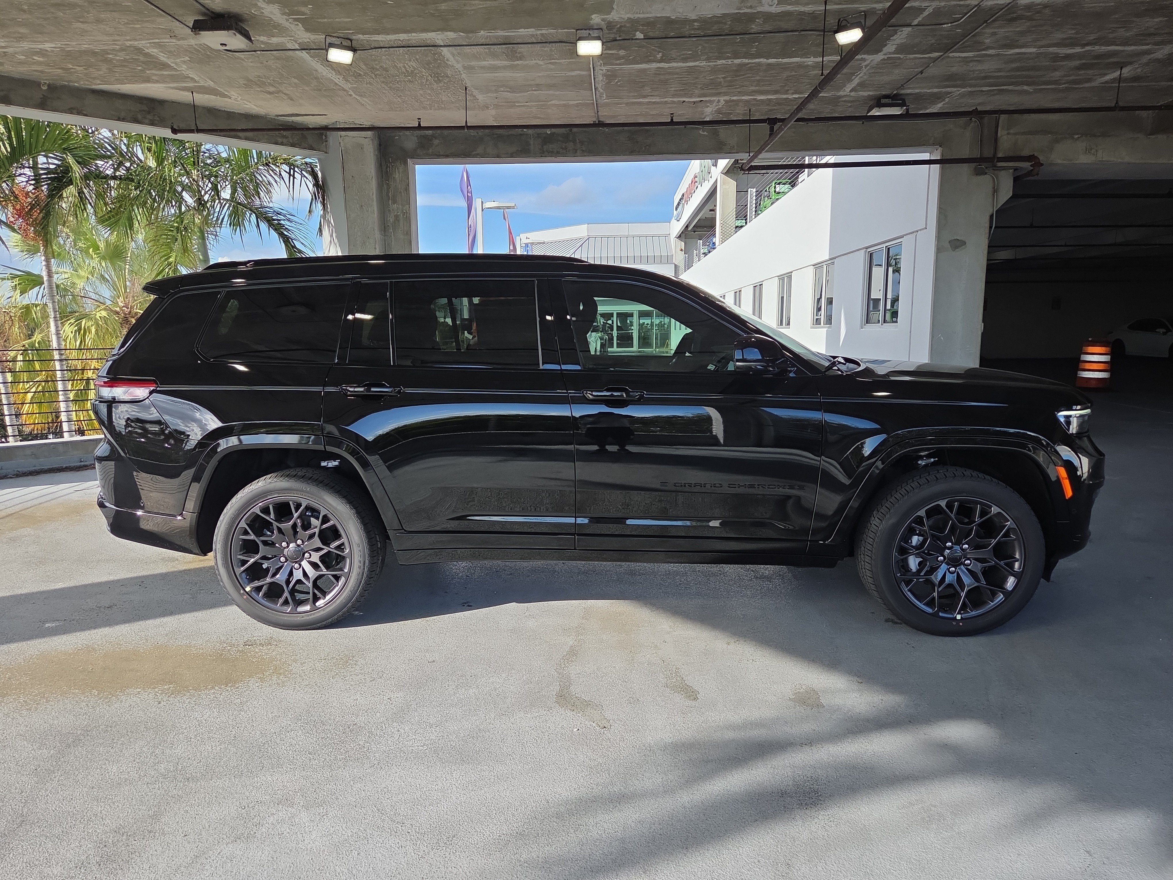 New 2025 Jeep Grand Cherokee L Summit AWD/4WD image 4