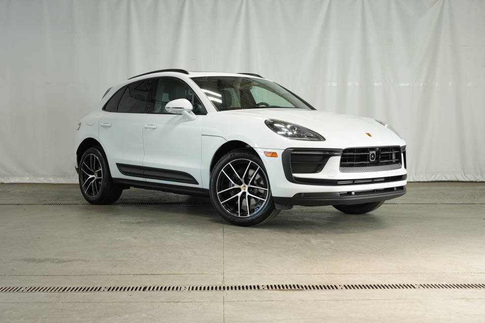 Certified 2025 Porsche Macan AWD/4WD image 9