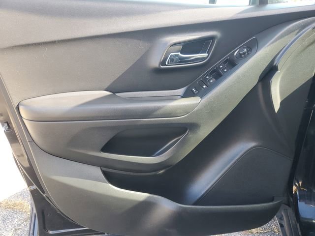 Used 2021 Chevrolet Trax LS w/ Tint and Cruise Package image 9