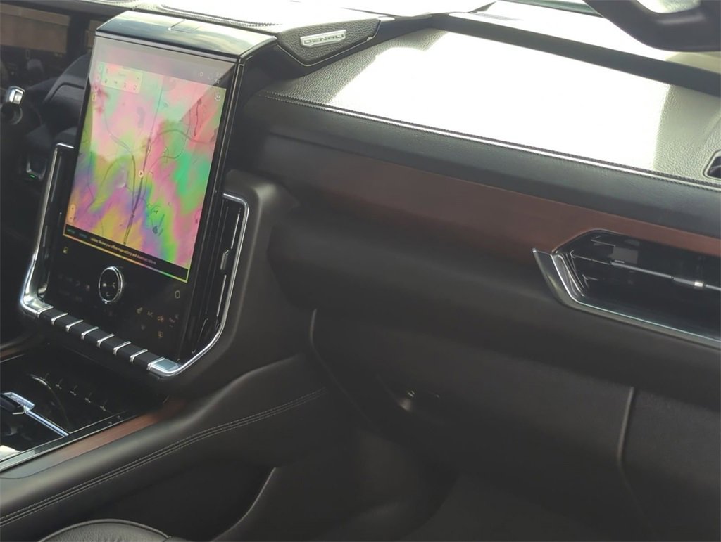 Used 2025 GMC Yukon XL Denali image 32