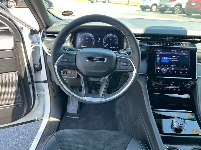 Used 2025 Jeep Grand Cherokee Altitude AWD/4WD image 13