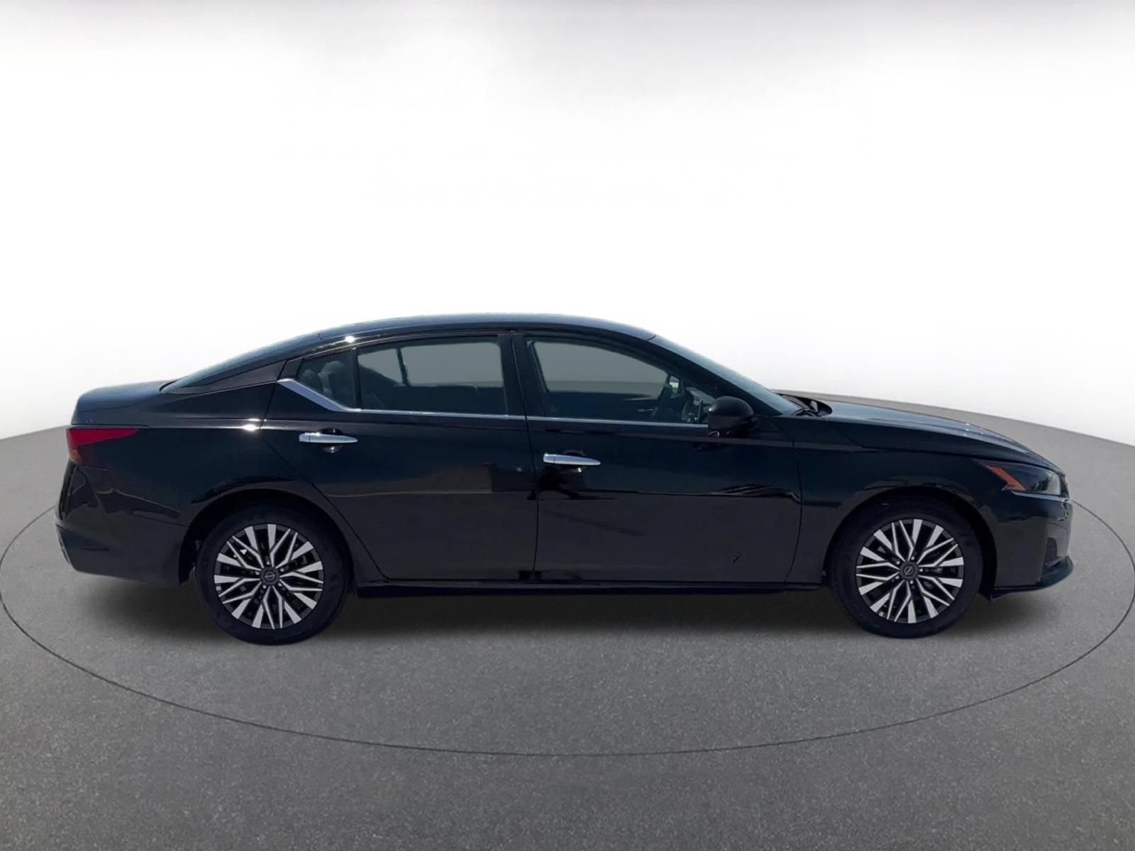 Used 2025 Nissan Altima 2.5 SV FWD image 15