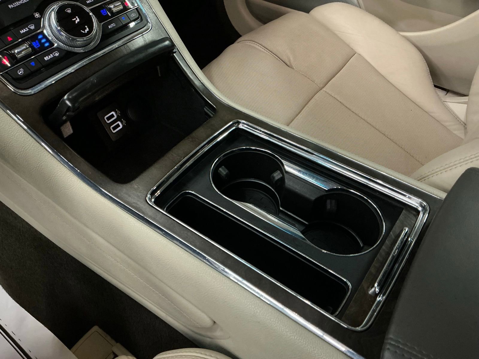 Used 2019 Lincoln Continental Reserve image 28