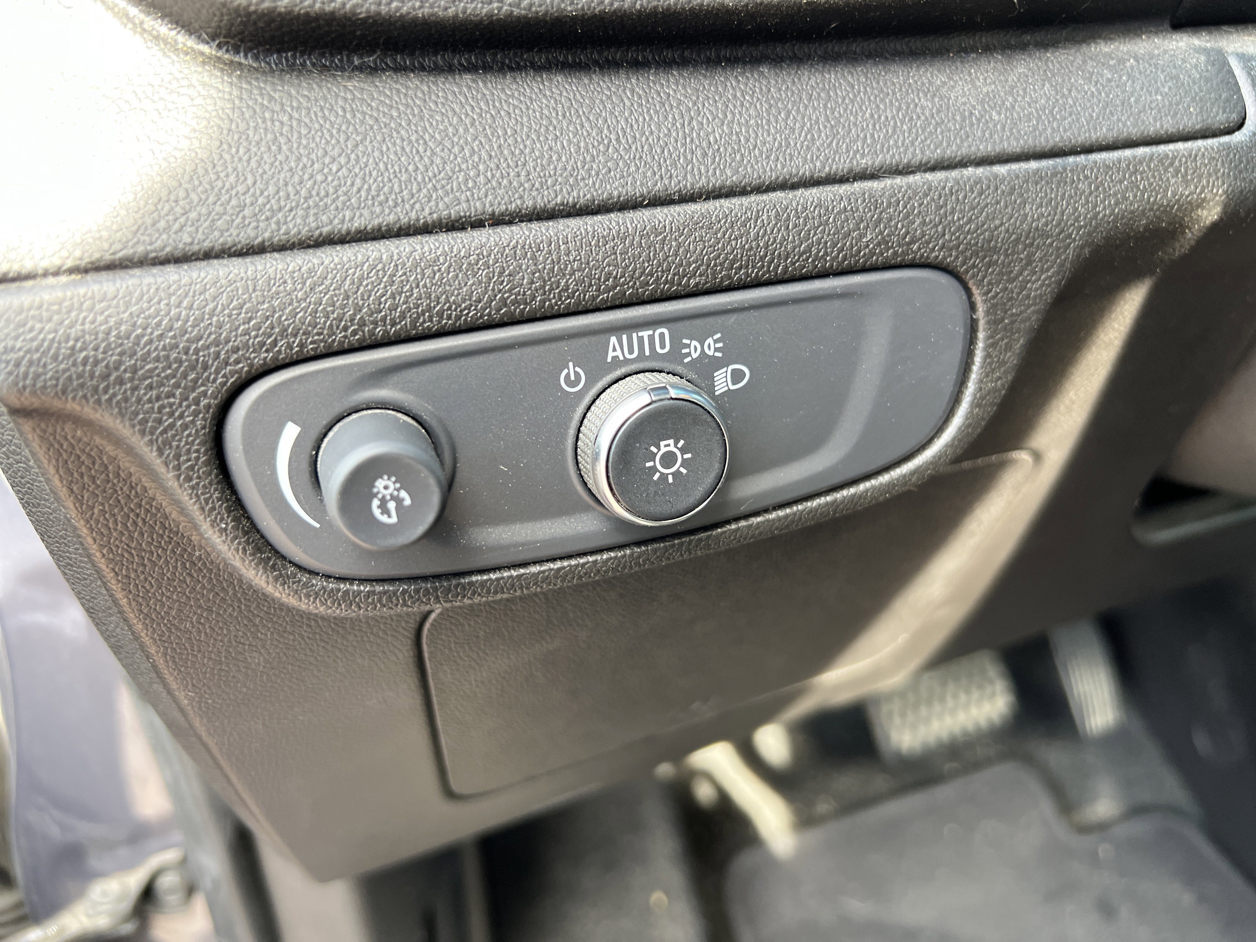 Used 2022 Chevrolet Bolt LT w/ Infotainment Package image 35