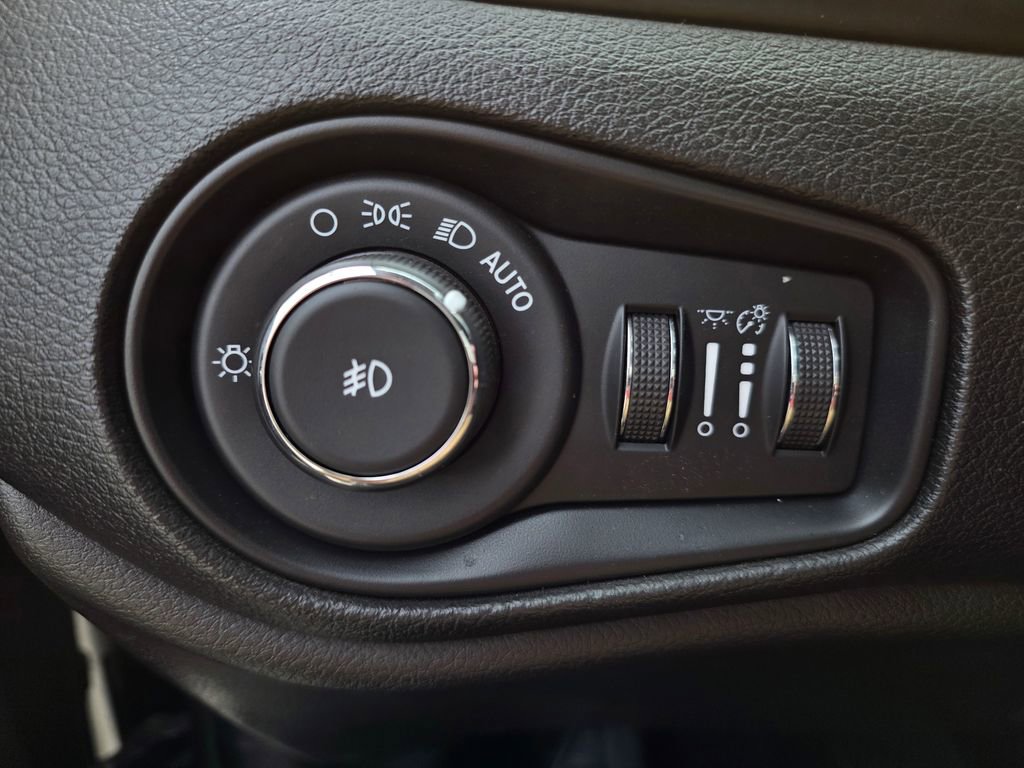 Used 2018 Jeep Renegade Latitude image 13