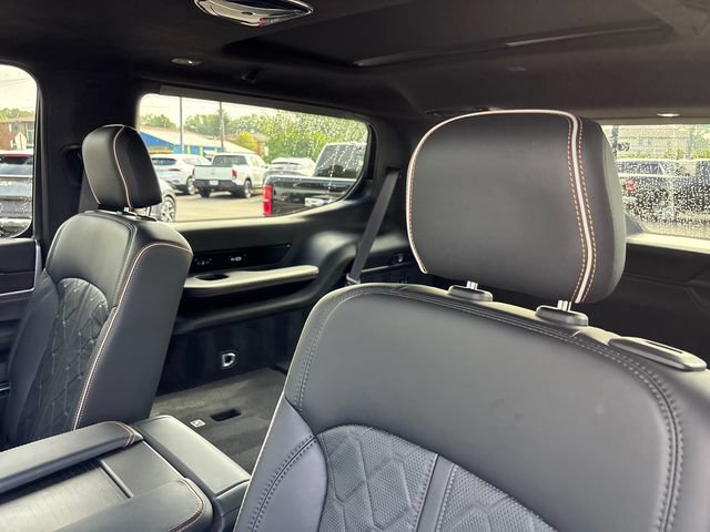 Used 2025 Jeep Grand Wagoneer Series III w/ Rear Seat Video Group 1 AWD/4WD image 8