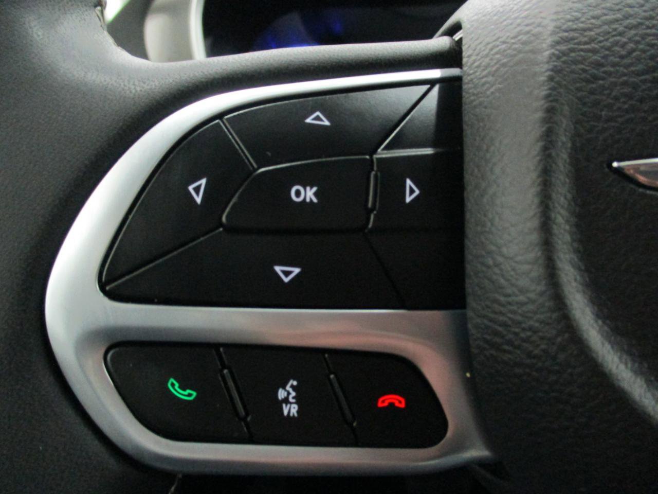 Used 2024 Chrysler Pacifica Touring-L image 27