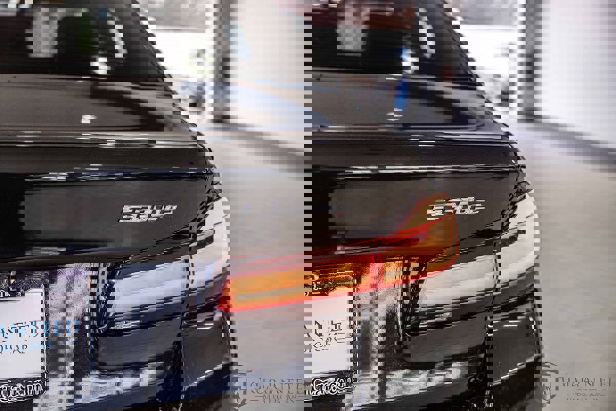 Used 2021 BMW 530e xDrive w/ Executive Package image 15