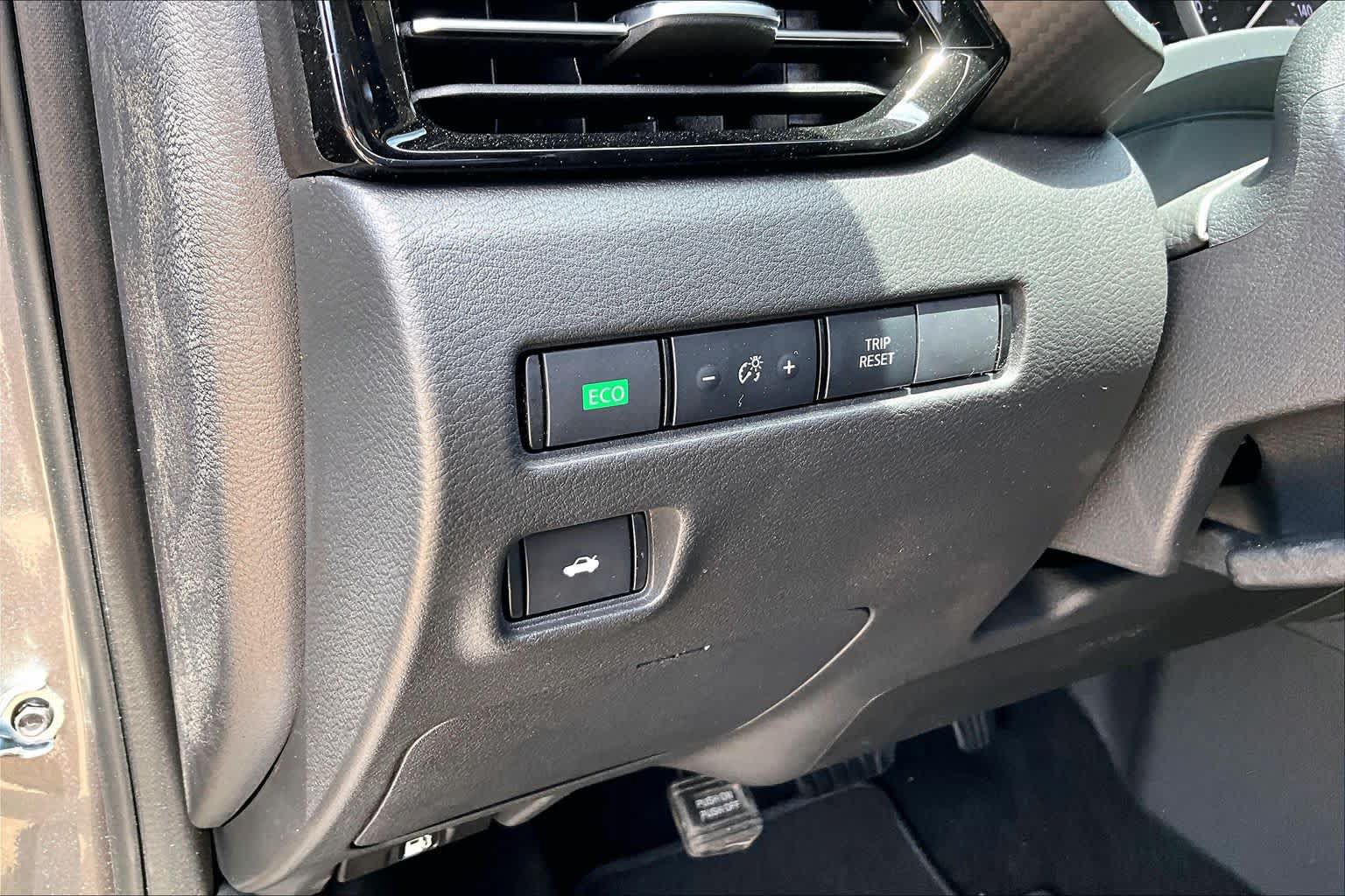 Certified 2025 Nissan Sentra SR FWD image 31