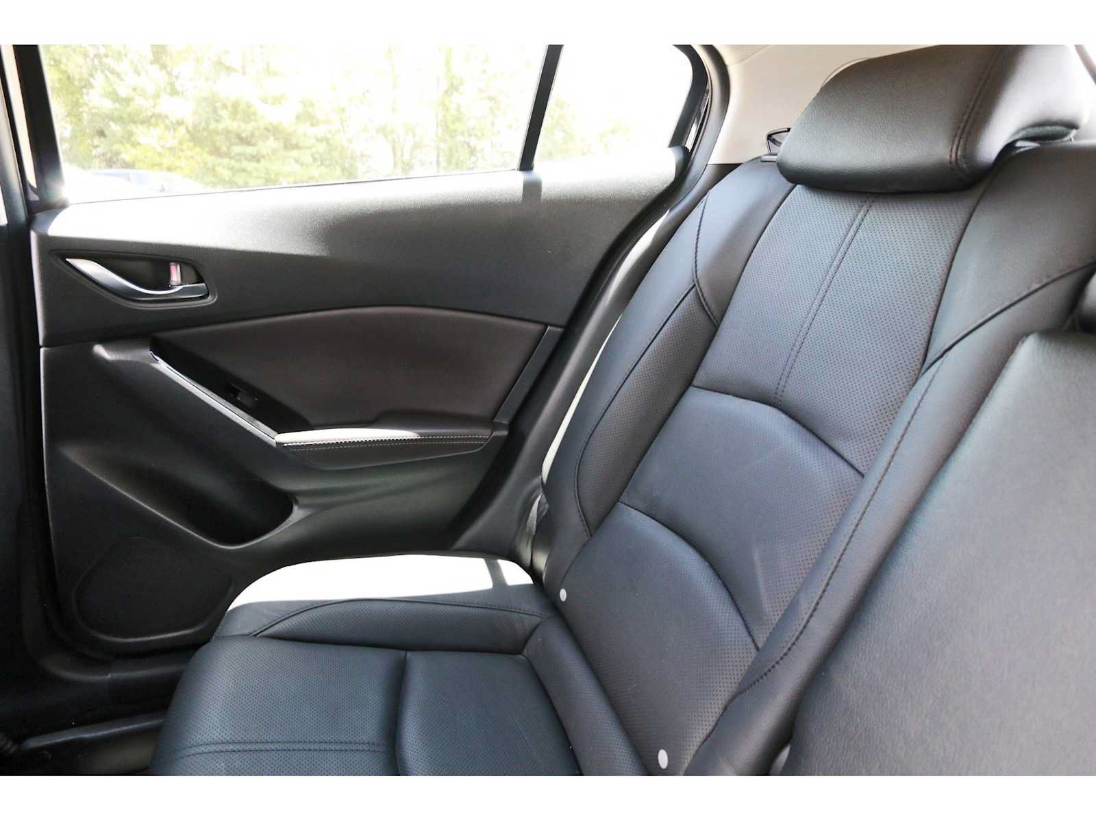 Used 2018 MAZDA MAZDA3 Grand Touring w/ Premium Equipment Package FWD image 9