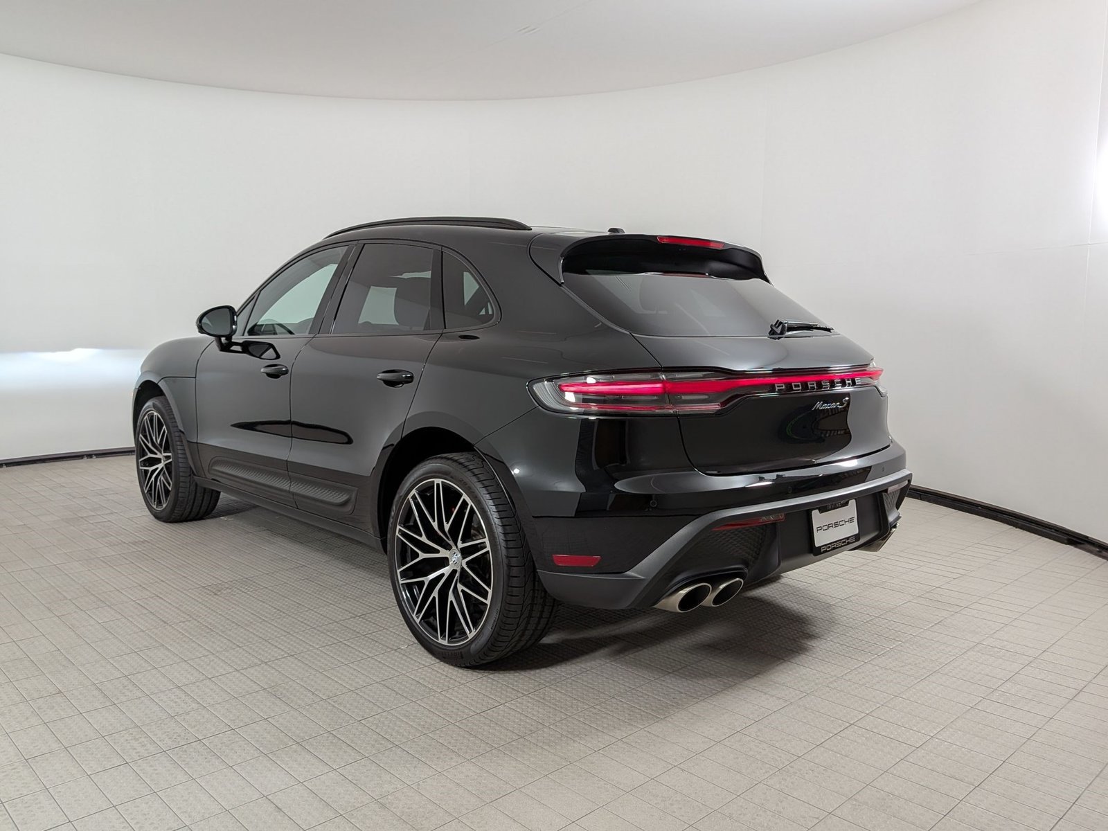 Certified 2025 Porsche Macan S AWD/4WD image 3