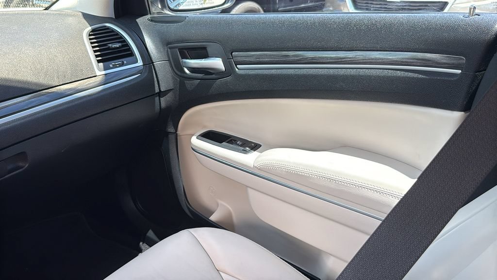 Used 2018 Chrysler 300 Touring L RWD image 29