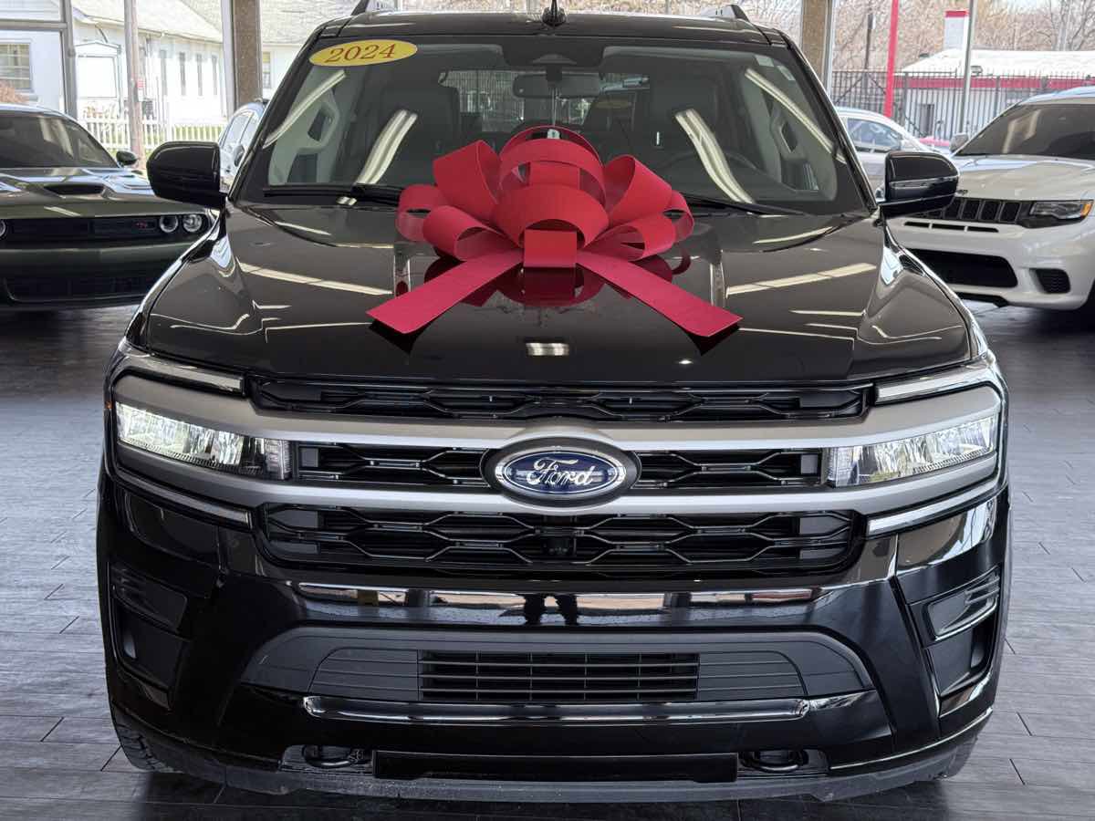 Used 2024 Ford Expedition XLT image 3