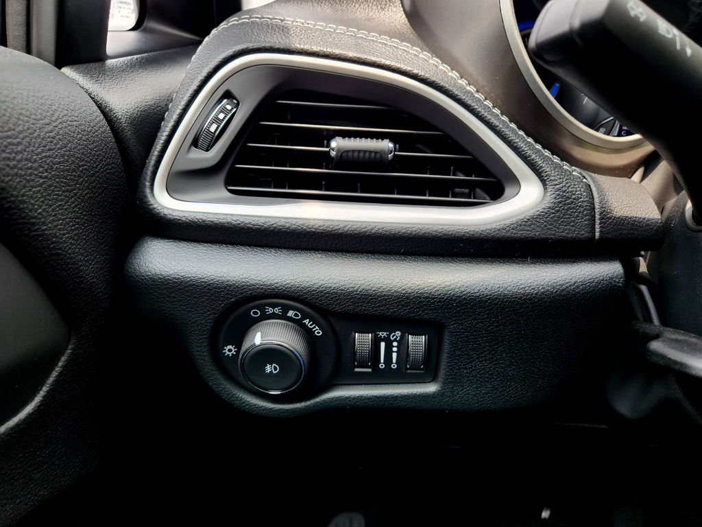 New 2025 Chrysler Pacifica Select w/ Uconnect Theater Family Group image 15