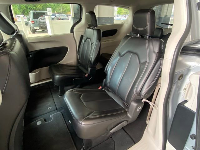 Used 2023 Chrysler Pacifica Touring-L image 24
