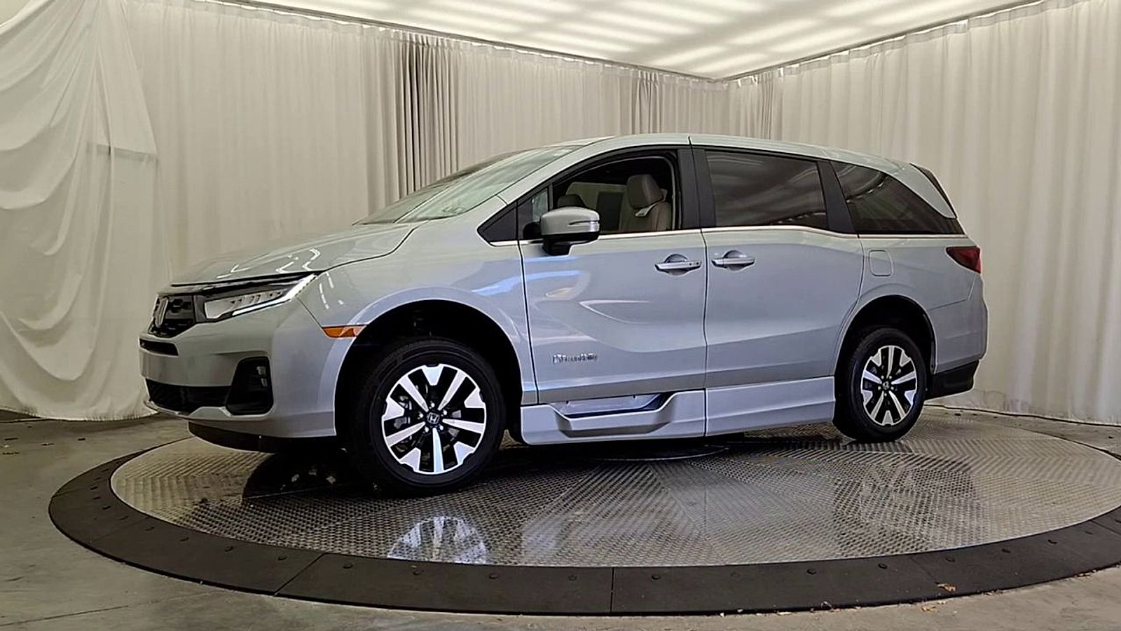 Used 2025 Honda Odyssey EX-L image 4