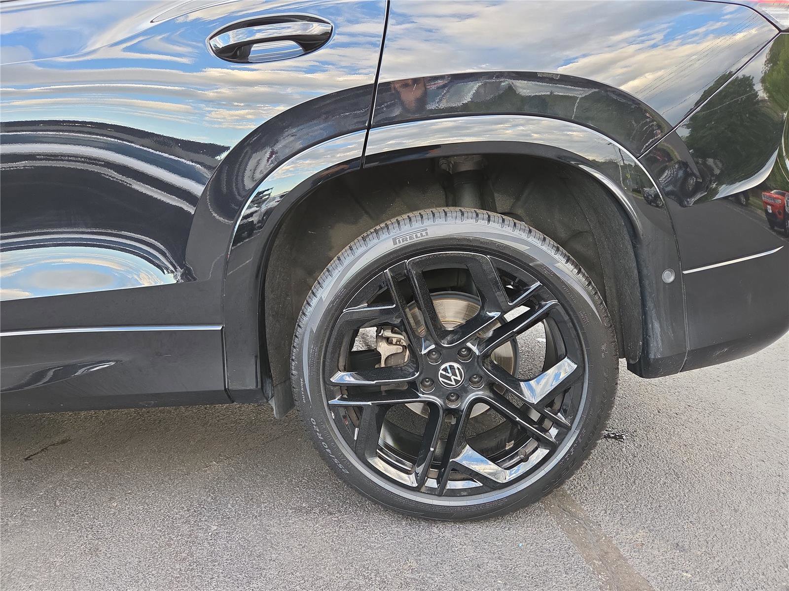 Certified 2025 Volkswagen Tiguan SE R-Line AWD/4WD image 11