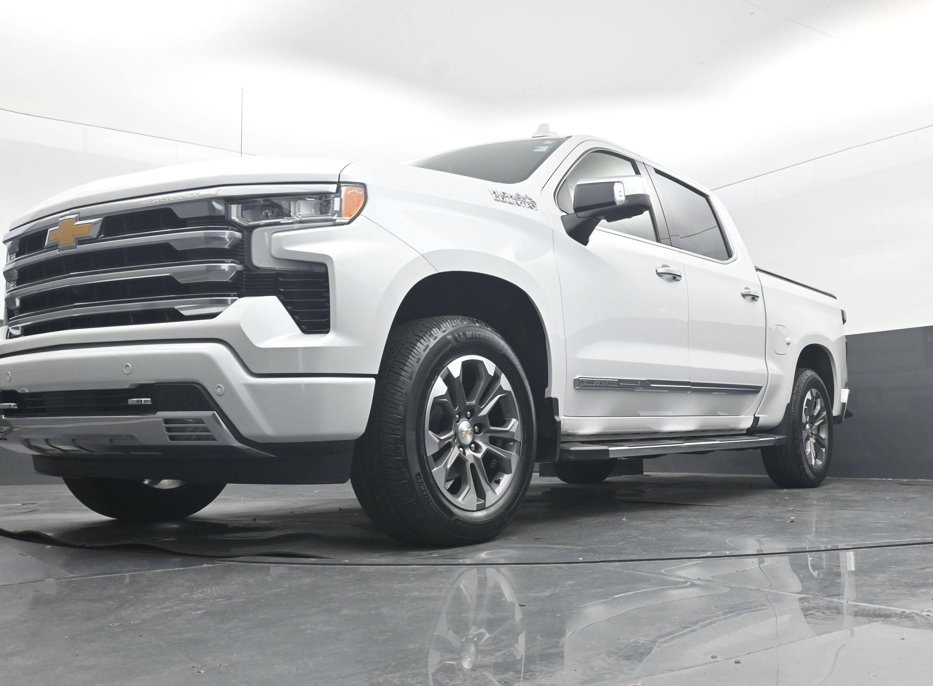 Used 2024 Chevrolet Silverado 1500 High Country w/ Z71 Off-Road Package AWD/4WD image 29