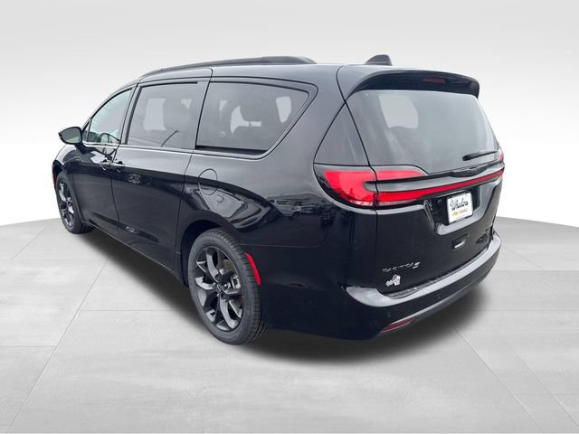 Used 2025 Chrysler Pacifica Limited image 3