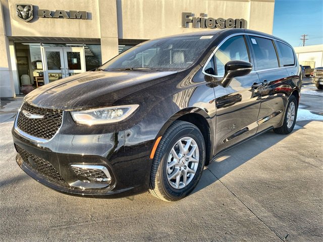 New 2025 Chrysler Pacifica Select w/ Uconnect Theater Family Group